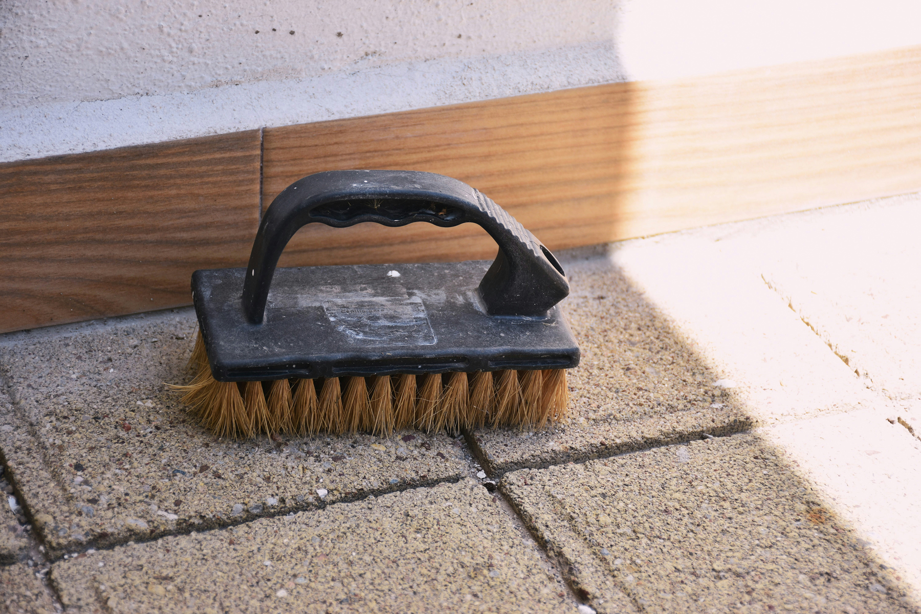 Betonplatten manuell mit Bürste reinigen
