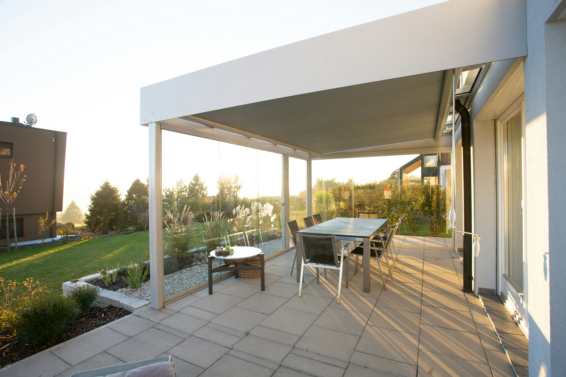 Schwarze Flecken auf Betonplatten der Terrasse