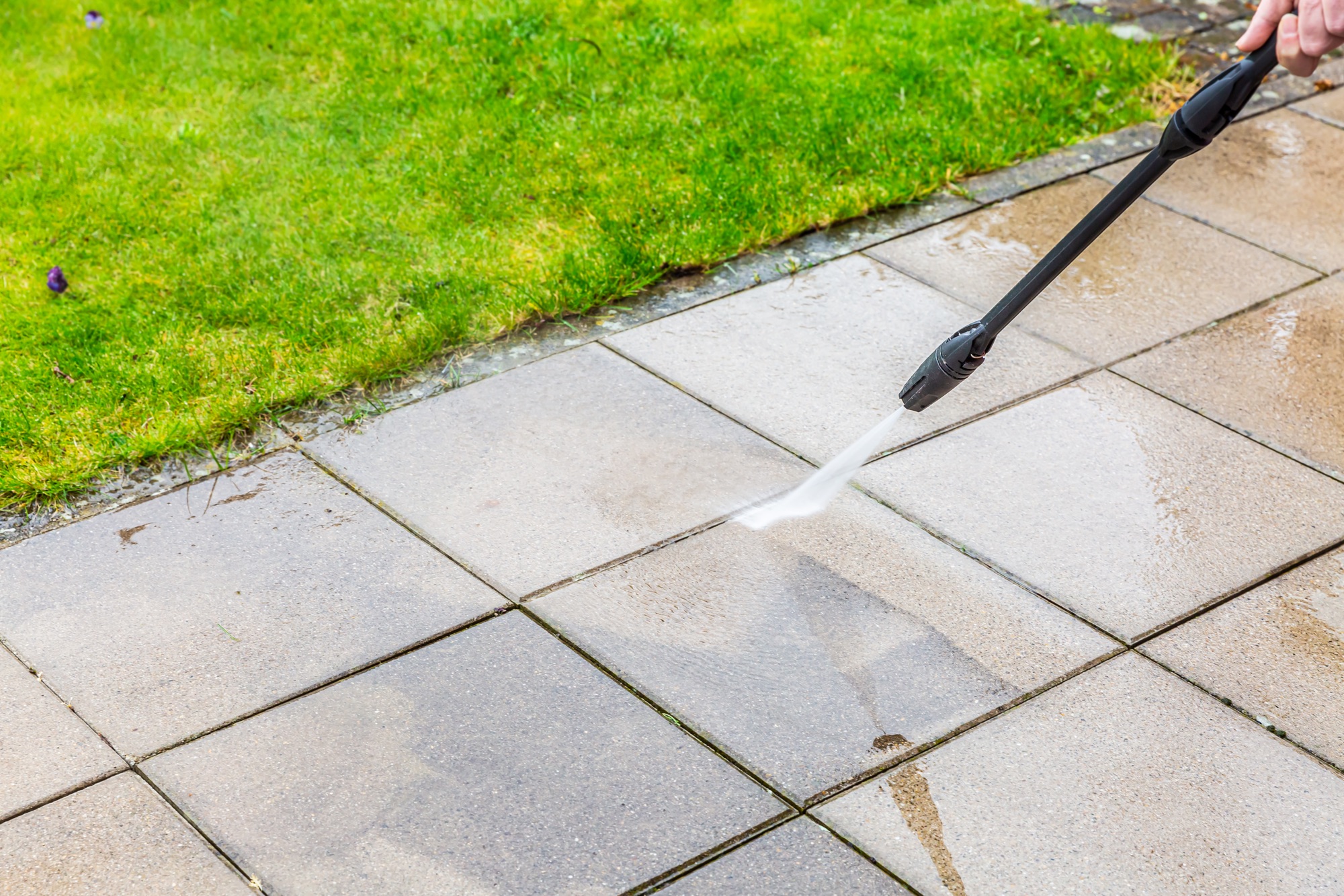 Beschichtete Terrassenplatten schonend reinigen