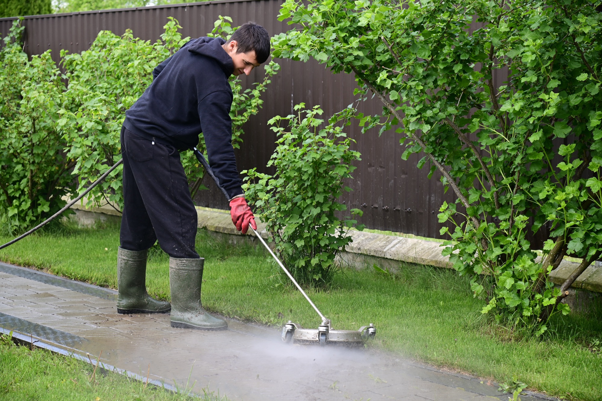 Braune Flecken und Kalk auf Betonplatten entfernen