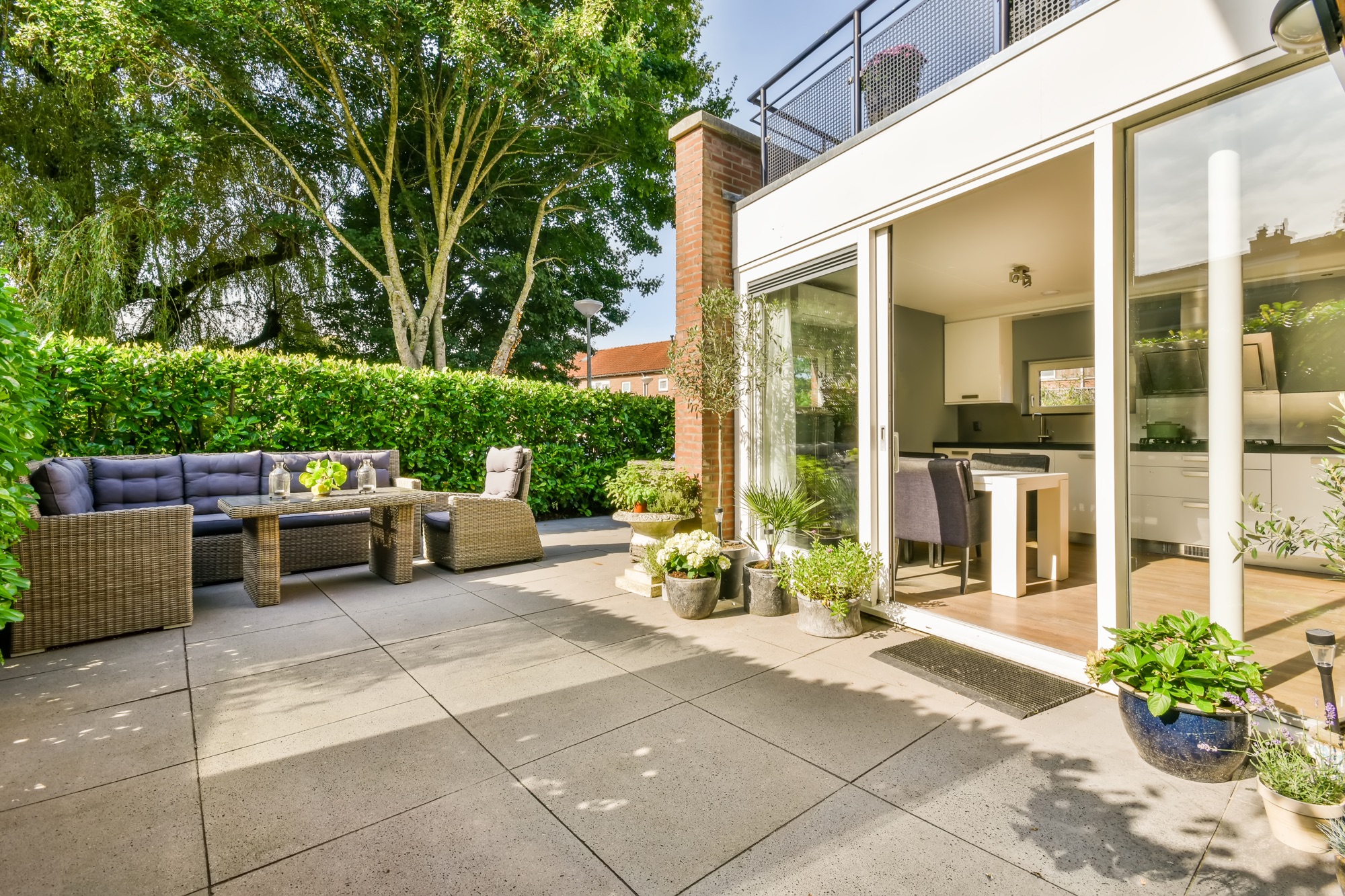 Terrassenplatten versiegeln oder imprägnieren – Unterschied und Entscheidungshilfe